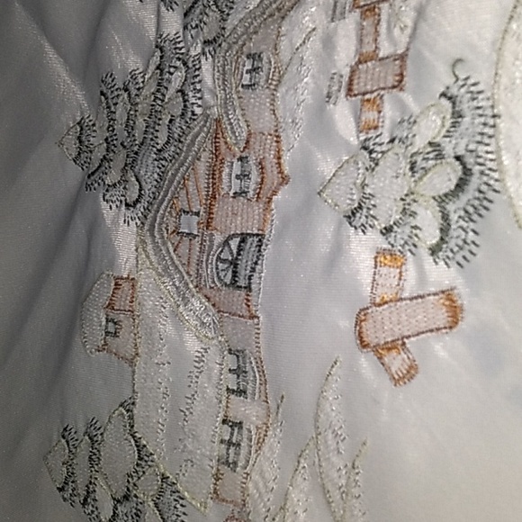 AMAZING EMBROIDERED Square Linen Tablecloth- 33.5 inches x 33.5 inches. - Picture 15 of 17